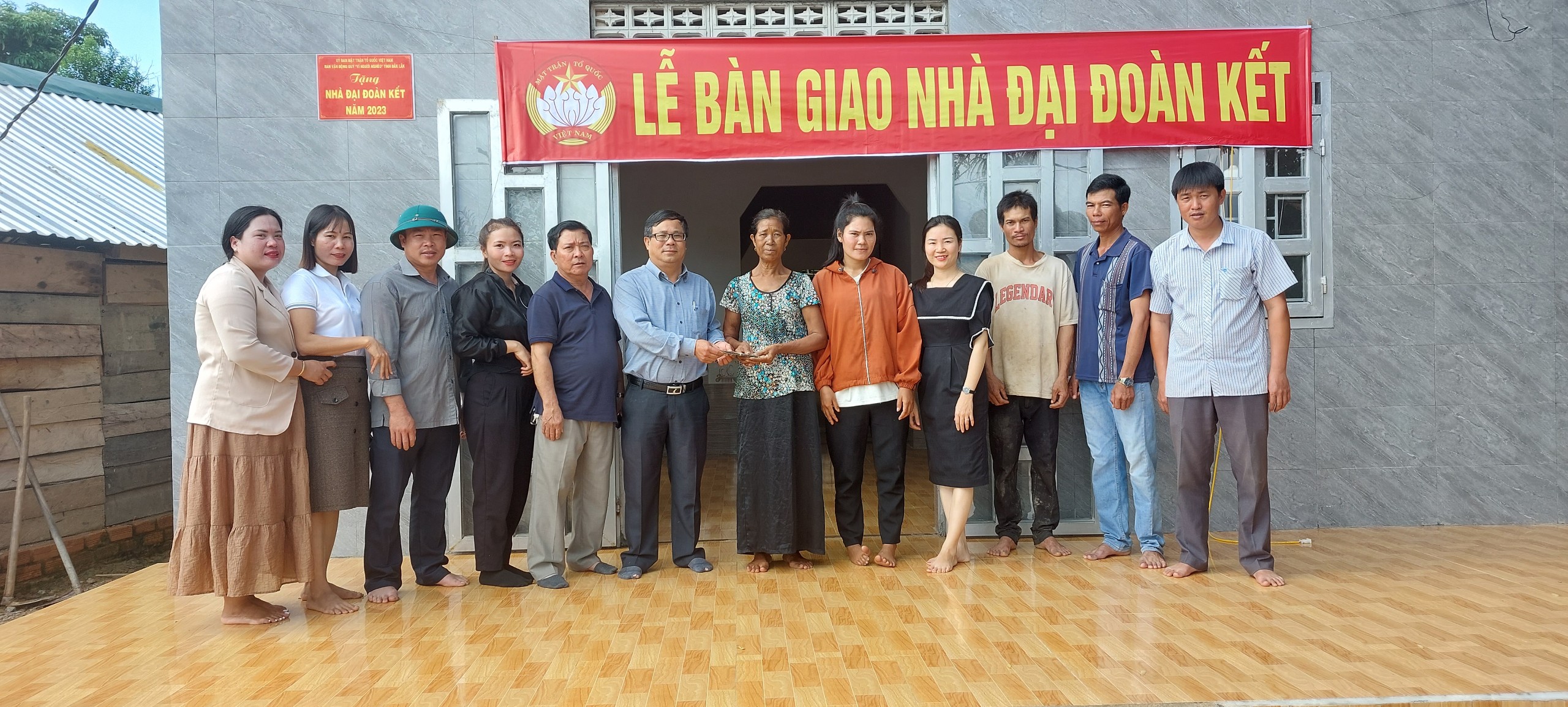 UBMTTQVN huyện Ea Kar tổ chức Lễ bàn giao nhà đại đoàn kết
